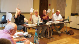 Vinzenz-Hauptrat in Leipzig: Das Präsidium bei der Abstimmung