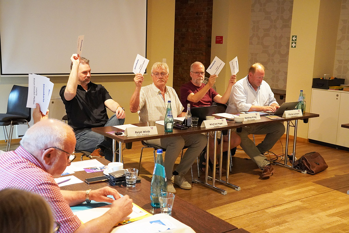 Vinzenz-Hauptrat in Leipzig: Das Präsidium bei der Abstimmung