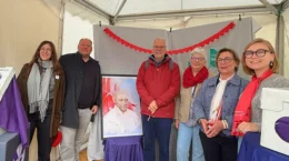 Gruppenbild 6 Personen der Vinzenz-Konferenzen auf dem Katholikentag